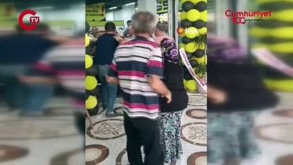 Marketteki indirim izdihamı tekmeli yumruklu kavgaya dönüştü