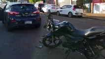 Capacete novo: Motociclista sai ileso após forte colisão no Centro