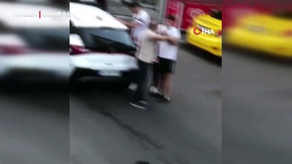 Bağcılar'da yol verme kavgası dehşeti: Servis şoförüne tekme ve yumruklarla saldırdılar