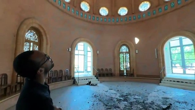 Cupola di vetro distrutta: transennata la sala del commiato, detriti sul pavimento