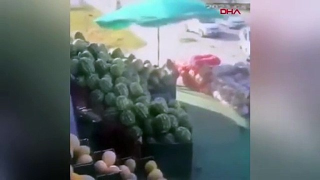 Via col vento! In Turchia un uomo è volato insieme all'ombrellone (VIDEO)