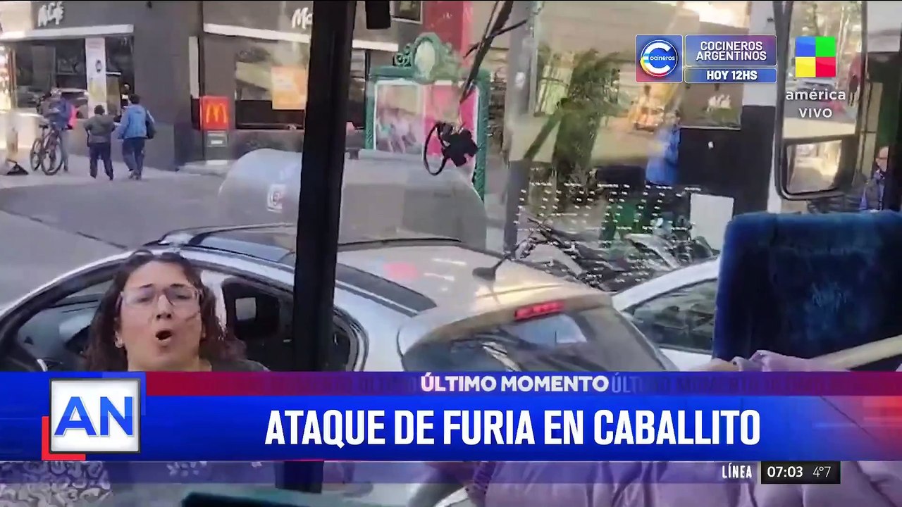 Pánico y locura en Caballito: el colectivo la chocó y ella comenzó a romper los vidrios