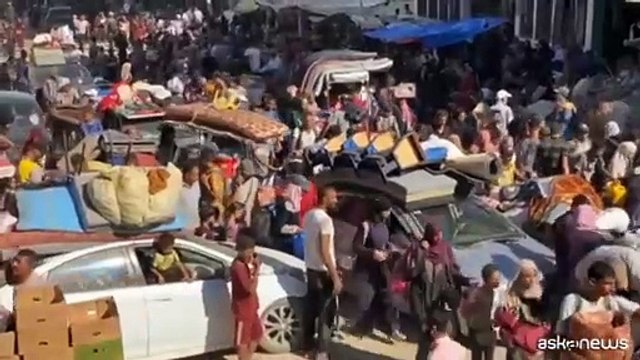 Centinaia di sfollati di Gaza fuggono dall'area est di Khan Yunis