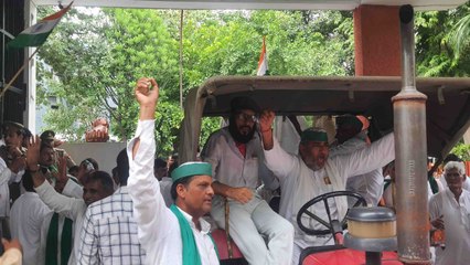 ट्रैक्टर लेकर गाजियाबाद कलेक्ट्रेट परिसर में घुसे किसान, 72 घंटे के लिए धरने पर बैठे, जानिए वजह