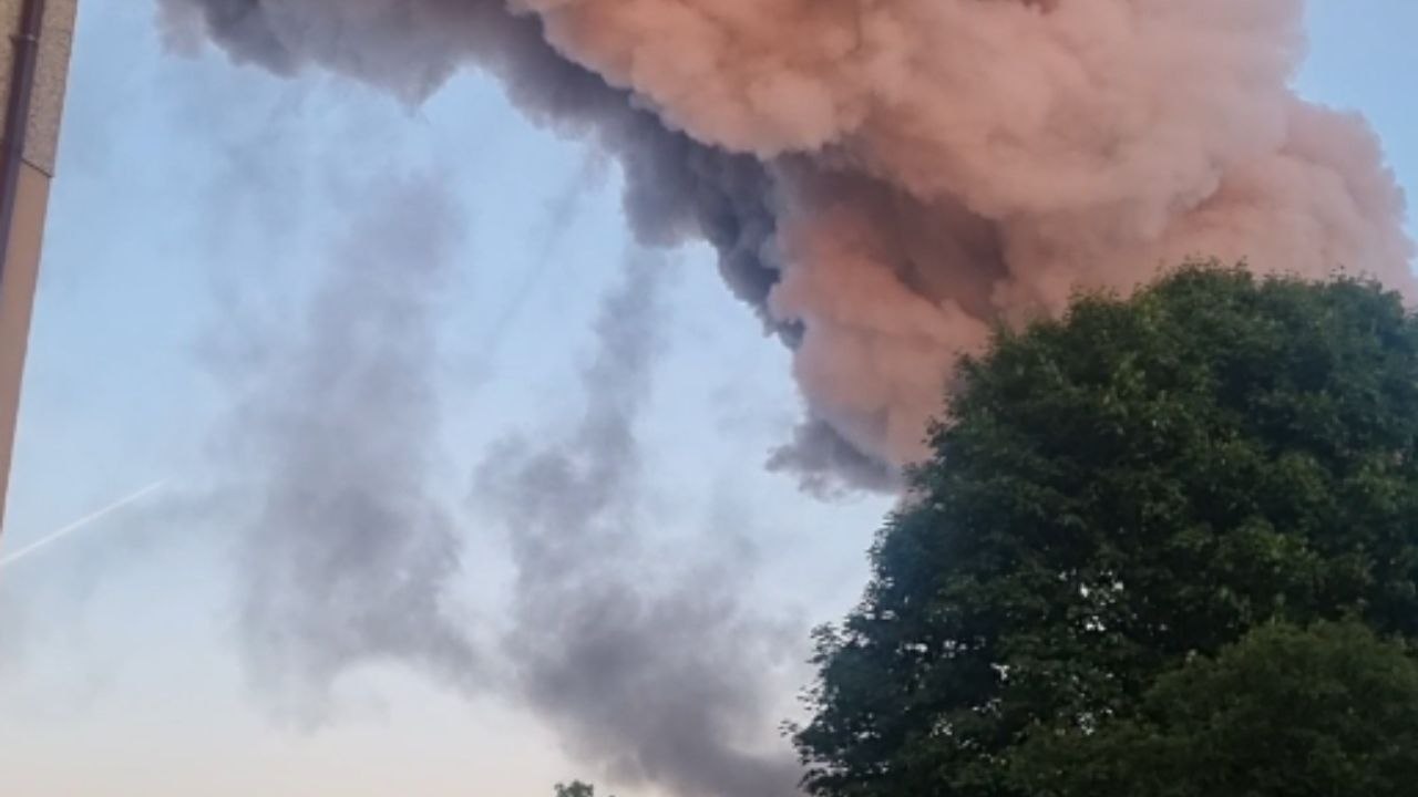 GRIPPING footage of the massive smoke cloud stemming from the fire in Linwood