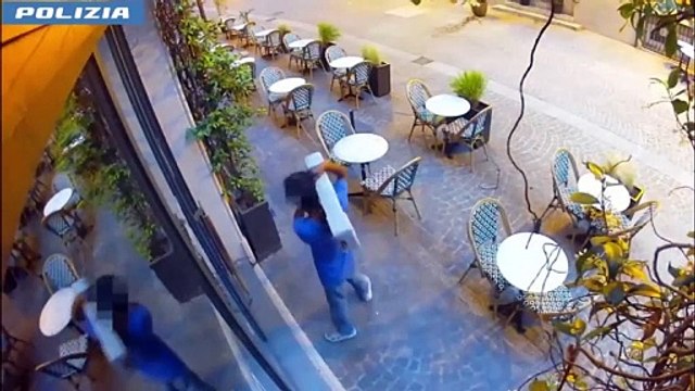 Furti nei locali in centro a Bologna: ecco come agiva il ladro nelle immagini della polizia