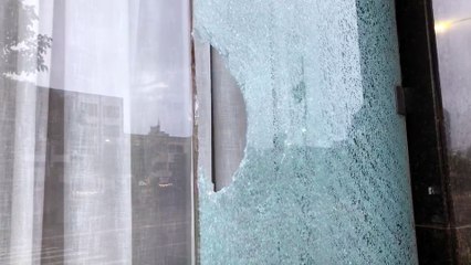 Briga entre mendigos termina com vidraça de hotel danificada com paver no Centro