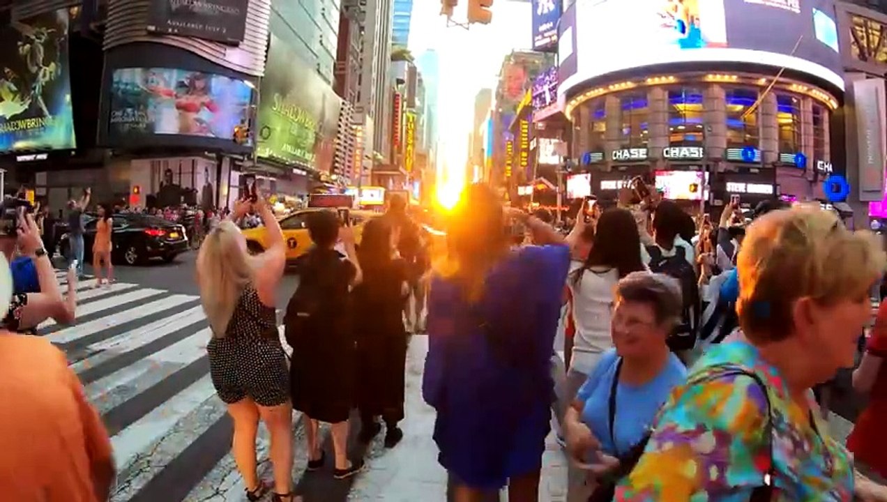 New York City Manhattanhenge Sunset on Times Square 42Nd Street - Attractions