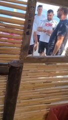 Qytetari i ankohet për hapësirat e plazhit, pronari i ‘Regina’ Vasil Bedinaj e godet me grusht