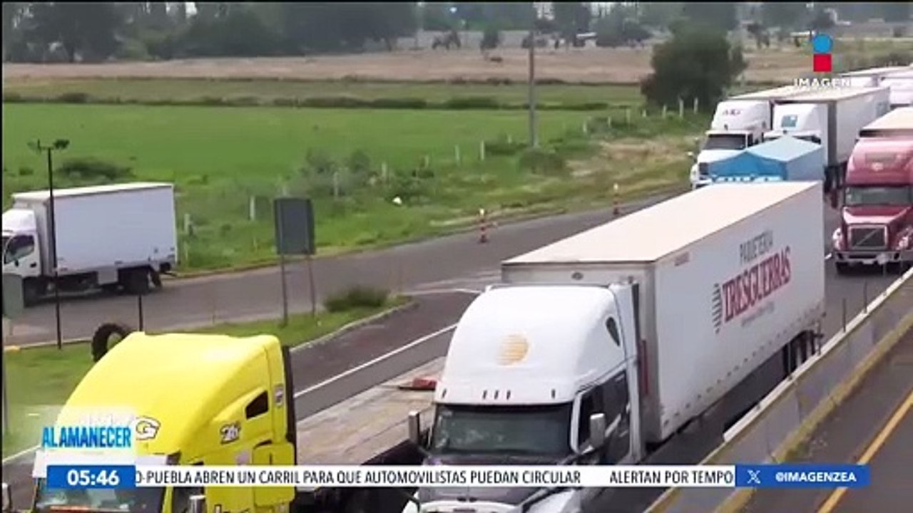 Bloqueo en la México-Puebla- Ejidatarios de Santa Rita Tlahuapan abren un carril