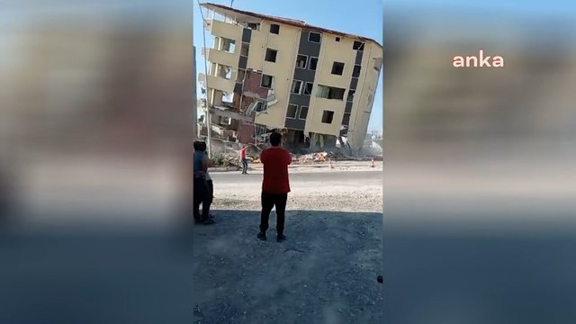 Hatay'da, ağır hasarlı 5 katlı binanın kontrolsüz yıkılması paniğe yol açtı