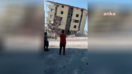 Hatay'da, ağır hasarlı 5 katlı binanın kontrolsüz yıkılması paniğe yol açtı