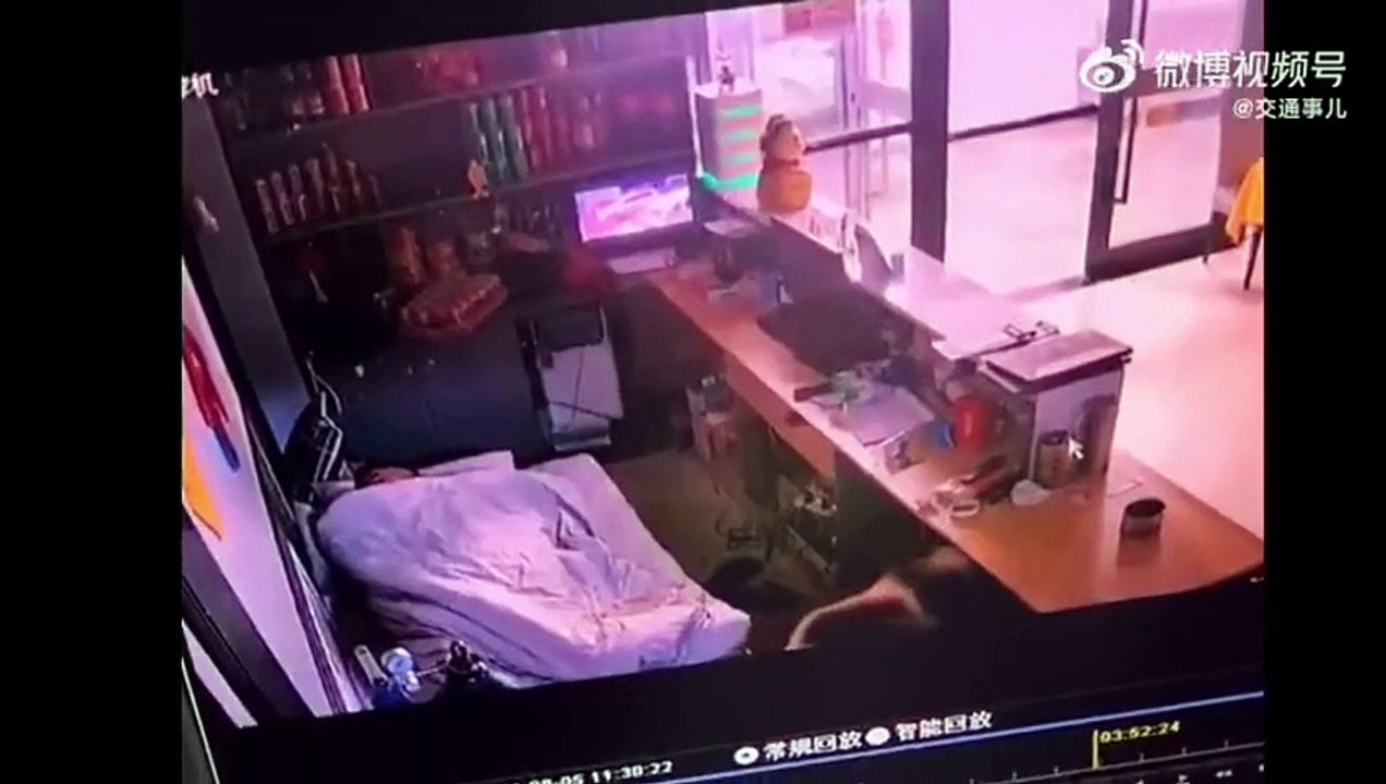 Cet homme endormi dans son magasin va avoir une sacrée surprise... gros ours