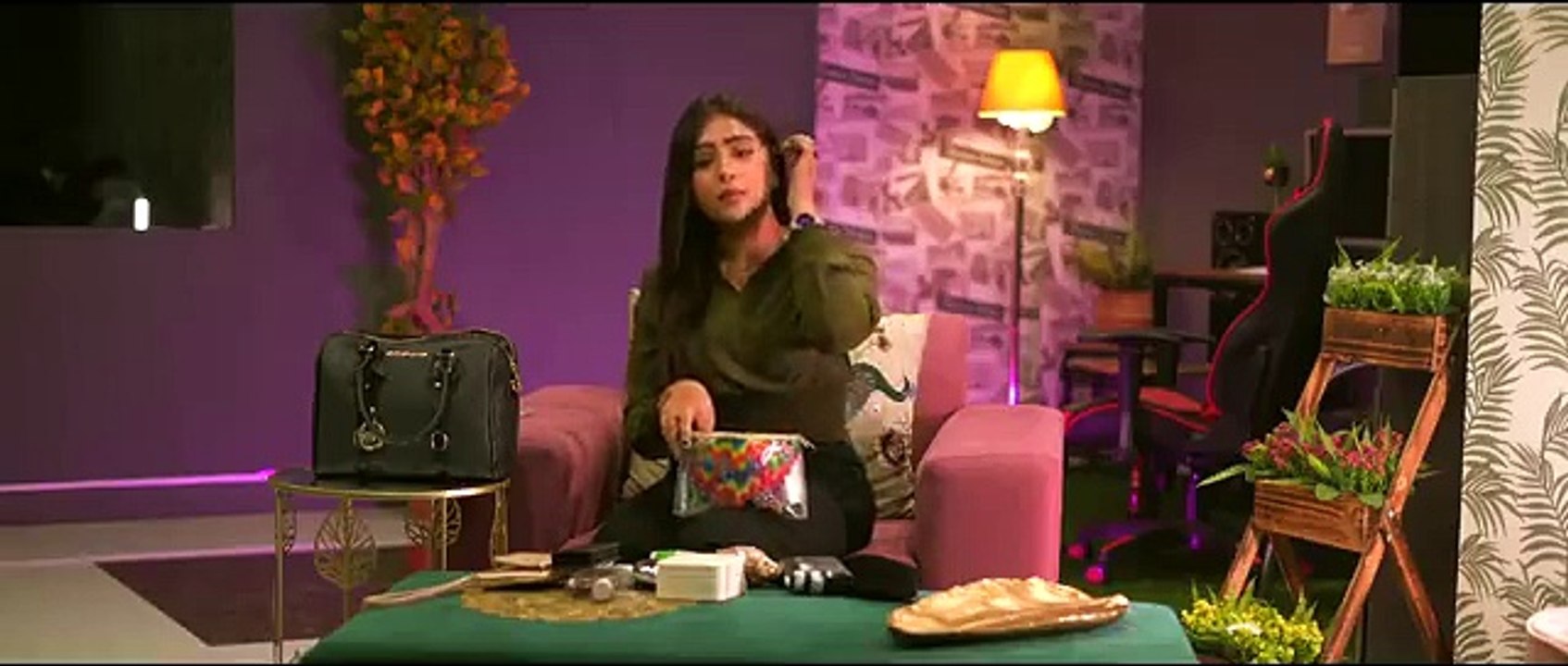 Minahil_Apny_Bag_Mai_Kya_Kya_Rakhti_Hai______Minahil_Malik(360p)
