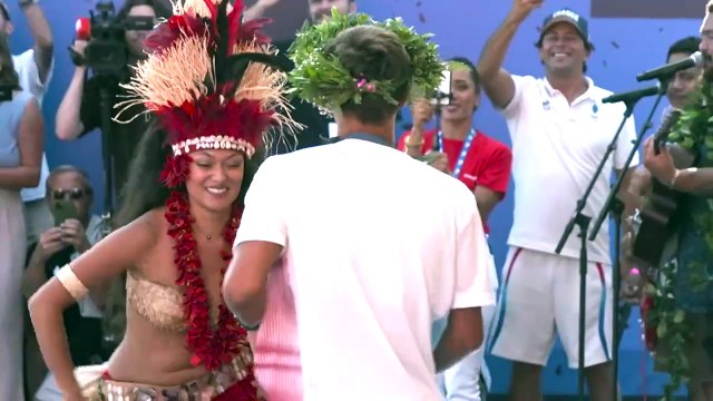 JO-2024: le médaillé d'or français Kauli Vaast surfe sur la Seine