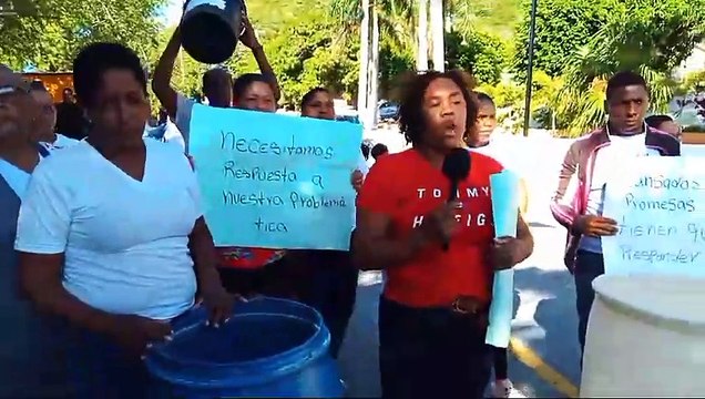Residentes de Caletón, Barahona, paralizan el tránsito en protesta por 30 años sin agua potable