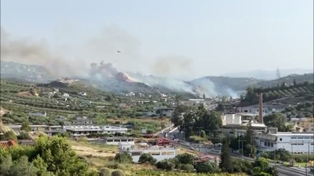 Los bomberos luchan por segundo día contra un gran incendio en la isla griega de Creta