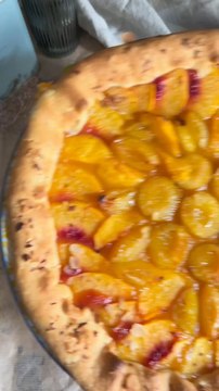 Tarte aux pêches et mirablles Ingrédients : - 1 pâte sablée - 5 cuillères à soupe de compote de pêches - 2 pêches - 10 mirabelles - Quelques amandes