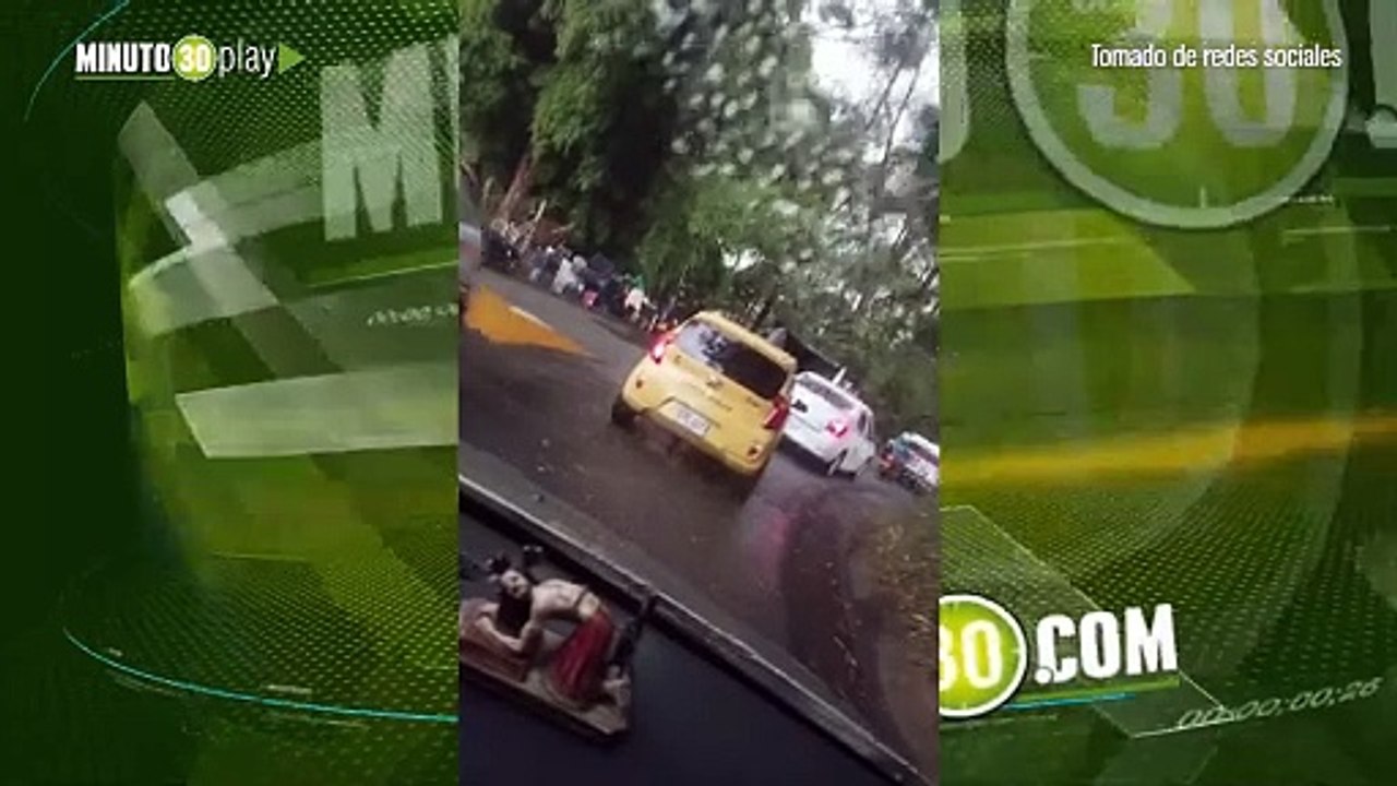 Accidente por la Loma del Escobero Camión se volcó causando movilidad lenta