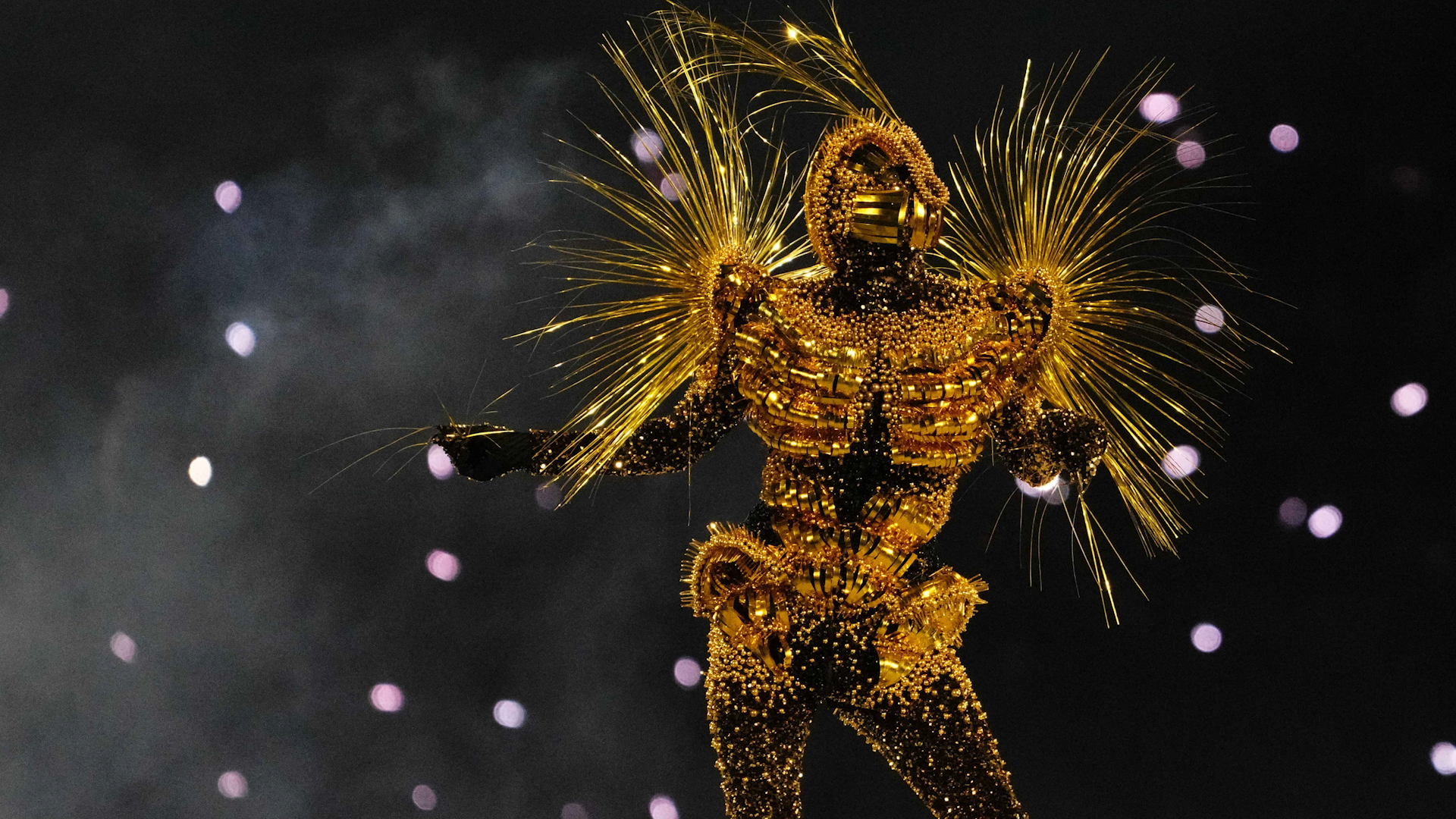 Qui est Arthur Cadre, le "Golden Voyageur" de la cérémonie de clôture des JO 2024 ?