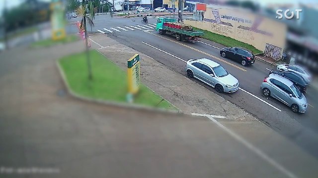 Motociclista sofre ferimentos moderados após forte colisão com Carro em Cascavel