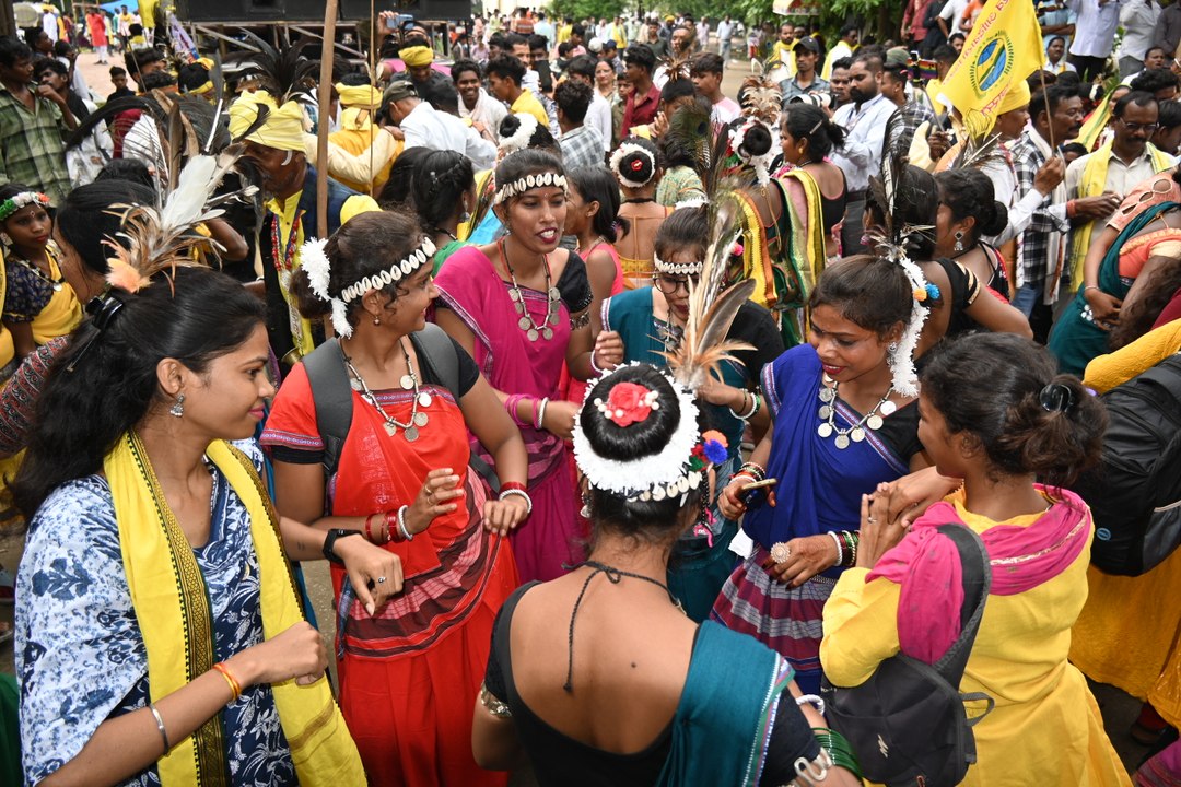 विश्व आदिवासी दिवस पर निकाली गई रैली
