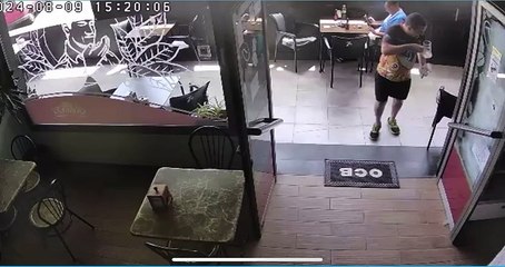 Estampa su coche contra un bar en el sur de Tenerife