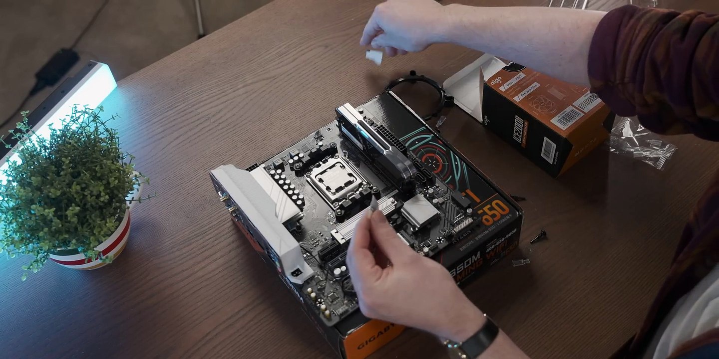 I Build The Cheapest AMD Gaming PC From AliExpress…