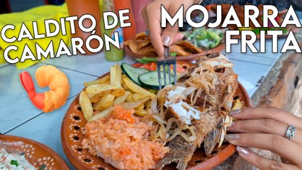 ️ Echándole salsa de la jaibita a unas mojarras fritas