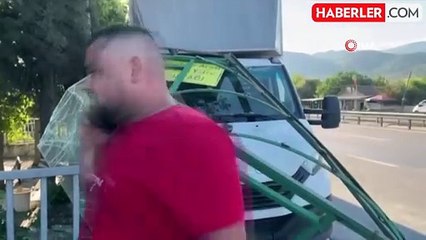 Tırın çarptığı kamyonet durağa girdi: 1 yaralı