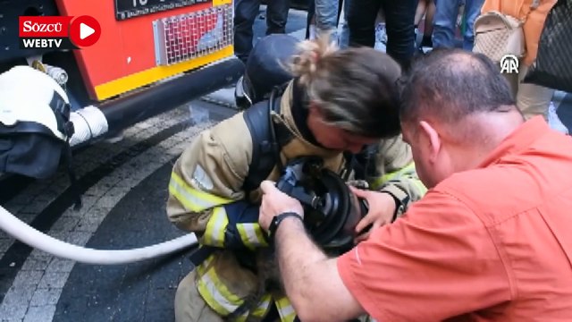 Balıkesir'de yangında dumandan etkilenen kedi kadın itfaiyecinin verdiği oksijenle hayata tutundu