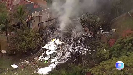 صور من موقع سقوط طائرة بمنطقة سكنية في ساو باولو بالبرازيل