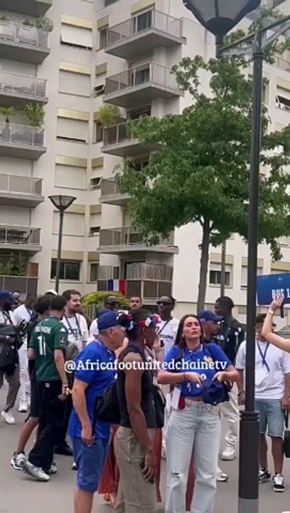#JOPARIS2024 #Football ⚽ : #France  #Espagne L’arrivée des familles des joueurs de l’Équipe de France  au Parc des Princes !  #Paris2024