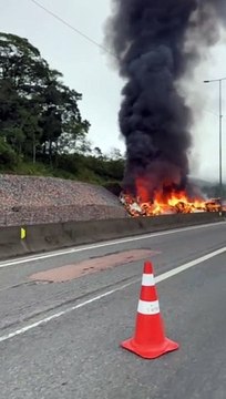 Caminhão pega fogo e duas pessoas morrem em engavetamento na BR-376, entre SC e PR