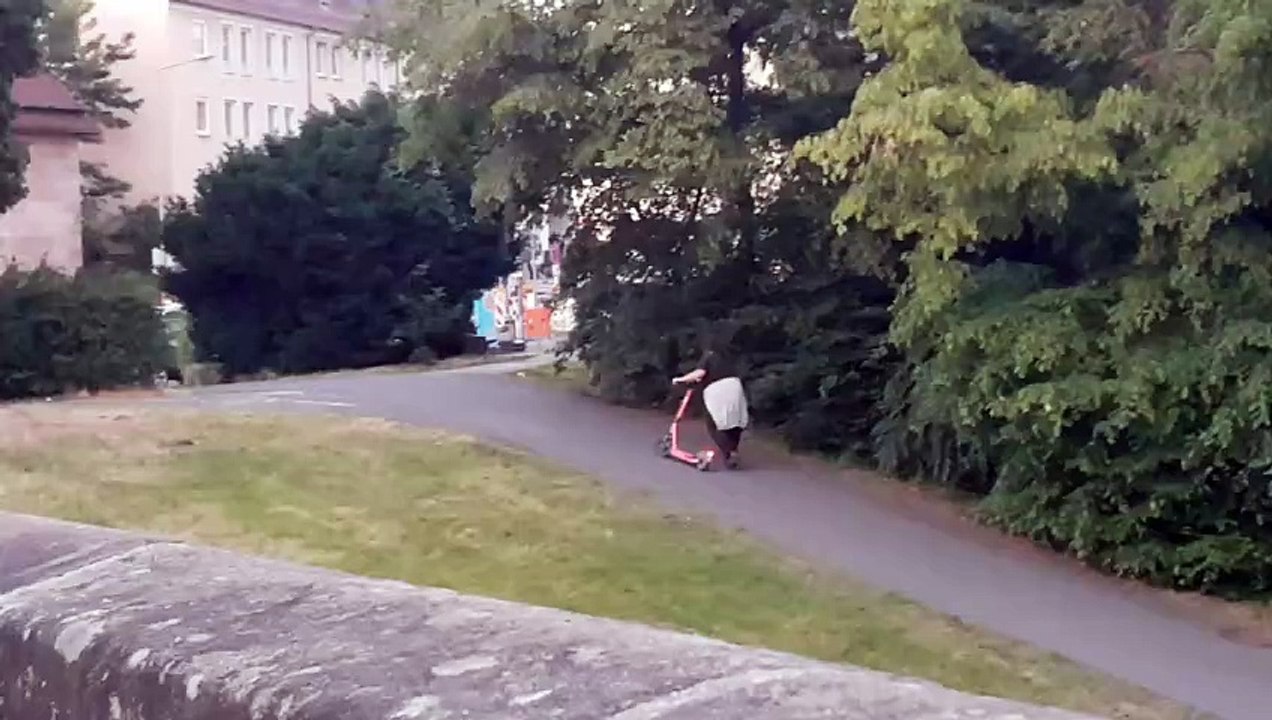 E-Scooter den Hügel hochschieben  10. Juni 2023