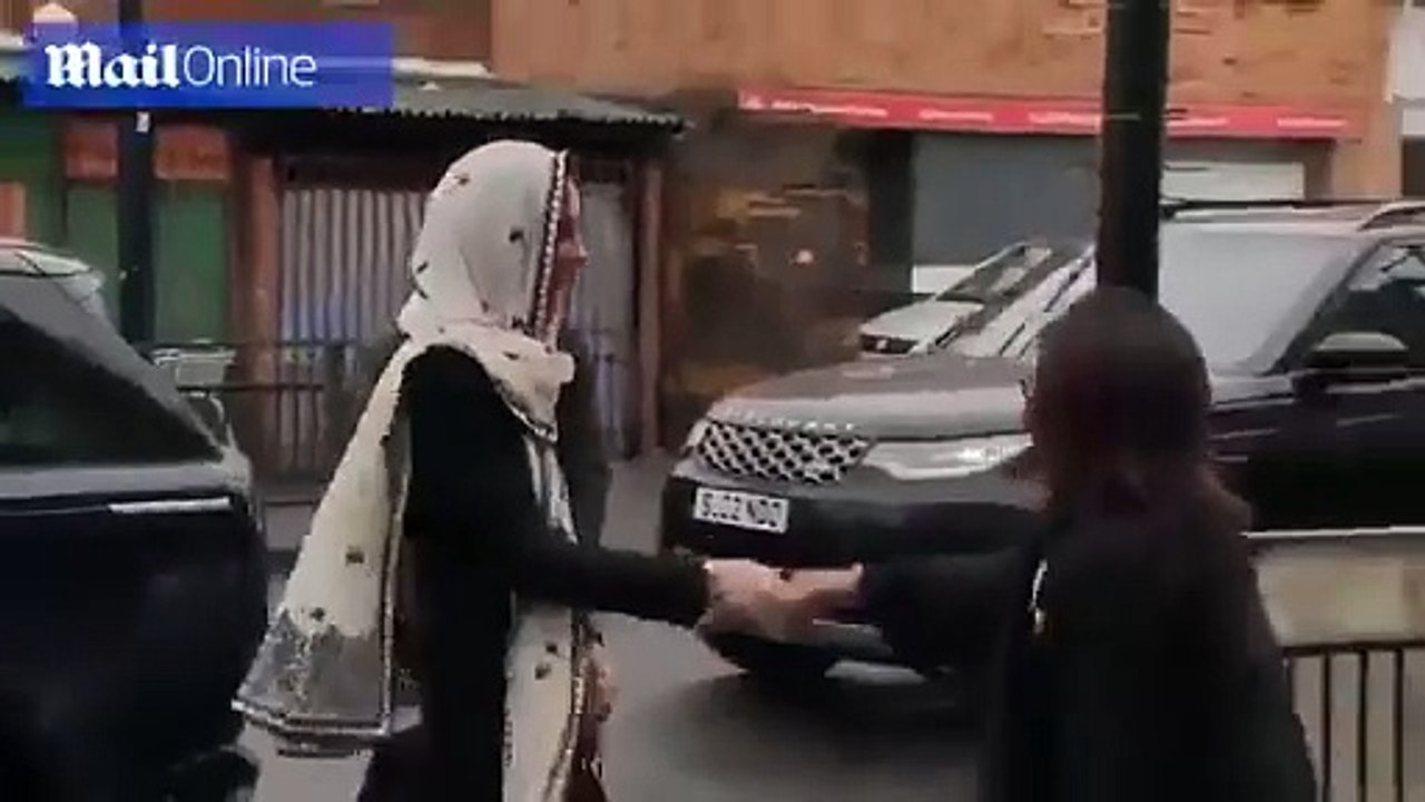 La princesse Kate Middleton obligée de porter le voile à Londres, un homme refuse de lui serrer la main