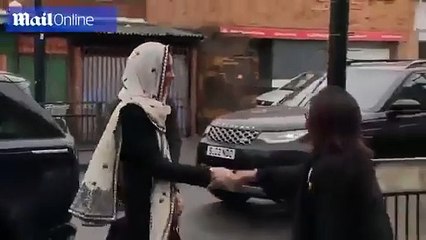 La princesse Kate Middleton obligée de porter le voile à Londres, un homme refuse de lui serrer la main
