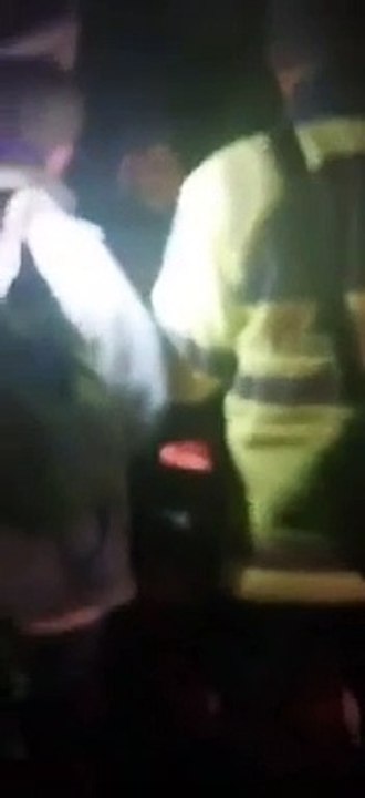 Atauche golpeando a dos policías