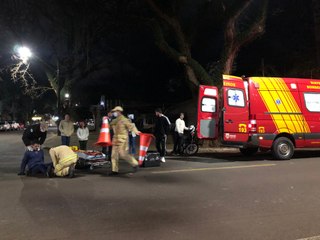 Rapaz de moto fica ferido em acidente no centro de Cascavel