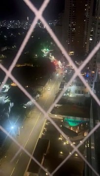 Motorista bate carro em muro de condomínio no Horto Florestal