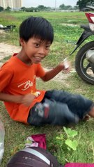 Review mukbang lương khô siêu hài hước của idol học sinh