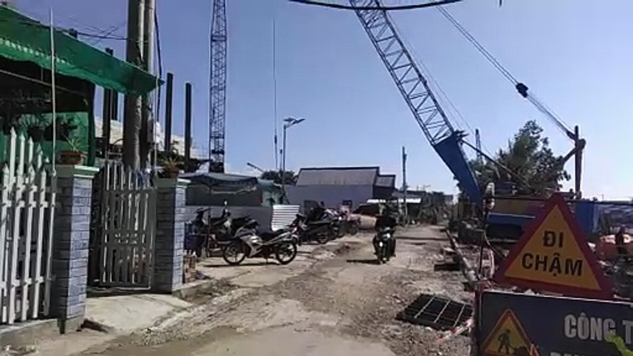 Crane machine is transport long iron - آلة الرافعة هي آلة نقل حديدية طويلة - La máquina grúa transporta hierro largo