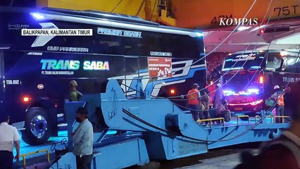 Momen 70 Bus untuk Angkutan di HUT ke-79 RI Tiba di Dermaga Pelabuhan Semayang Balikpapan