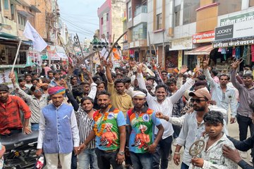 परंपरागत शस्त्रों के साथ नृत्य करते निकाली रैली