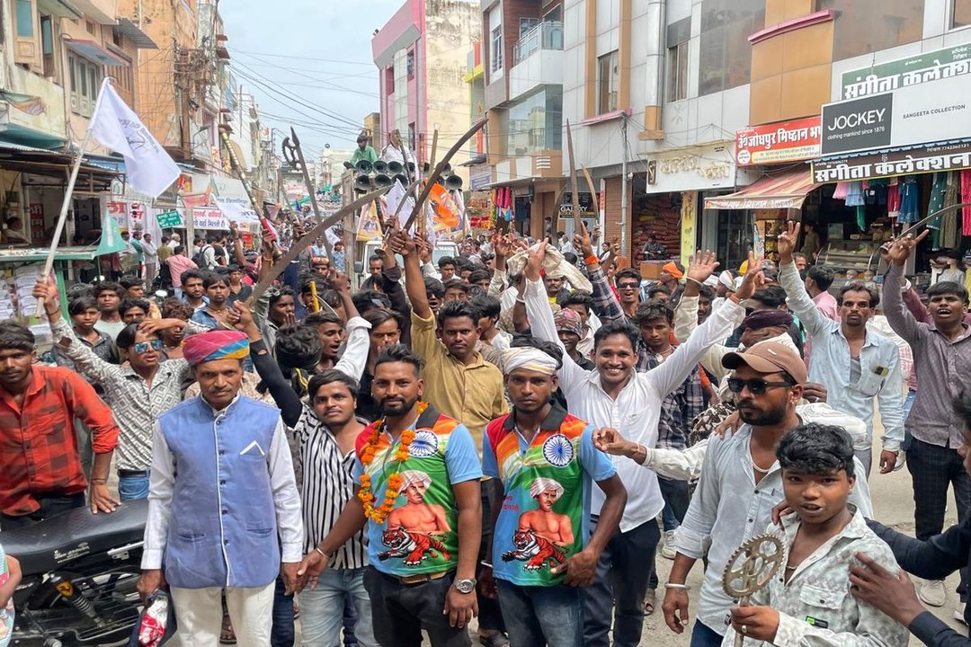परंपरागत शस्त्रों के साथ नृत्य करते निकाली रैली