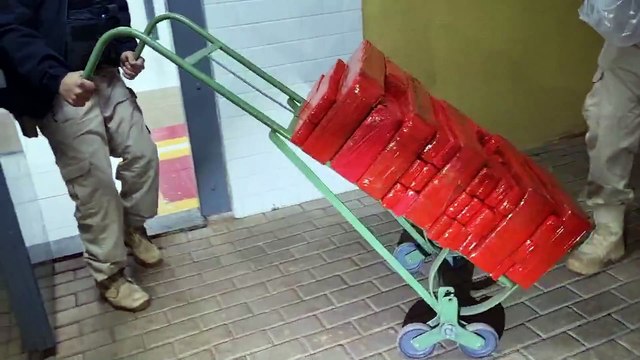 PRF flagra adolescente de 17 anos transportando 242 kg de maconha em carro na BR-277