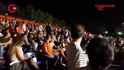 Şener Şen’in tiyatro oyununa şişeli saldırı!