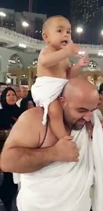 أفضل الفيديوهات الإسلامية المنتشرة. سبحان الله طفل يؤدي العمرة بصوت جميل. يرجى مشاركة الفيديو مع الجميع.