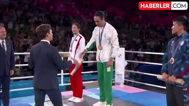 Cinsiyet tartışmalarının odağındaki Cezayirli boksör Imane Khelif altın madalya kazandı