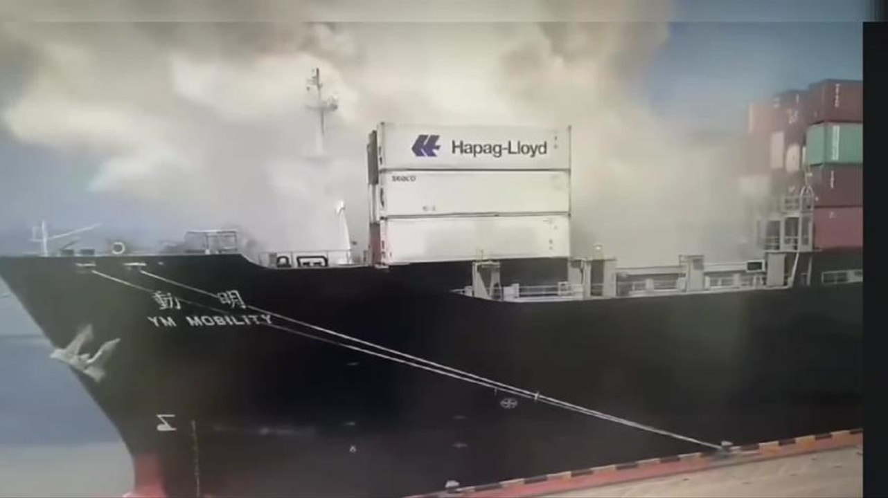Nave cargo esplode in porto, le immagini impressionanti